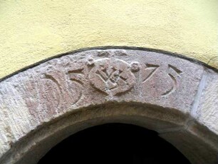 Stadtbild-Schulgasse - Hofreite (1575)-Ansicht über Giebelseite-Zugangstür - Schlußstein mit Familienwappen und Jahr 1575 im Schlußstein im Detail