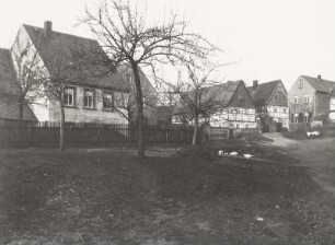 Dorfstraße mit Wohnhäusern und Gehöften