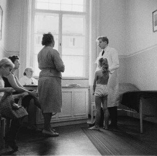 Ganztagsschule (Spielen-Lernen-spielend lernen). Untersuchung beim Schularzt (wahrscheinlich in der Haydnschule in Dresden-Striesen)