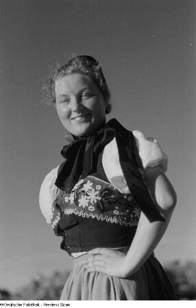 Junge Frau in Tracht