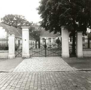 Cottbus. Landhaus (Standesamt), Lieberoser Straße 7, um 1820. Straßenansicht mit Tor der Einfriedung und Stieleiche (Naturdenkmal)