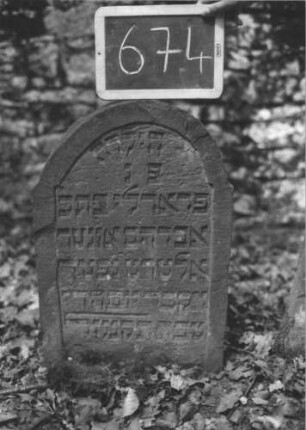 Grabstein 674 (Index: 99895199) Material: Sandstein Zustand: gut Beschreibung: Stele mit eingezogenem Rundbogenabschluss: Grabstein 674