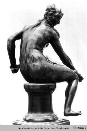 Venus oder Badende Nymphe - Sitzende Frau