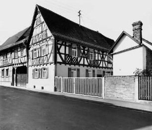 Rosbach vor der Höhe, Nieder-Wöllstädter Straße 3