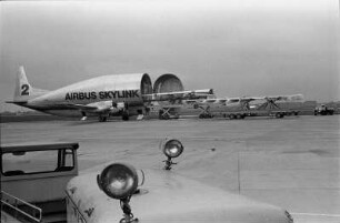 Auf dem Flughafen Bremen : Auf dem Flughafen Bremen; Beladen eines Super-Guppy
