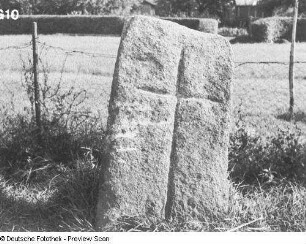 Kreuzstein : Kreuzstein mit eingeritztem Kreuz. Granit; 109 x 56 x 27 cm. Bautzen, am nordöstlichen Stadtrand, nordwestlich an der Straße nach Burk und Muskau
