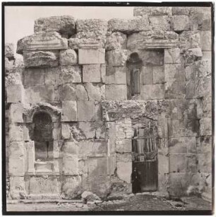 Wand mit Tür, Fenster (?) und Figurennische, Baalbek: Ansicht (Südliche Ecke der Ostseite des großen Hofes)