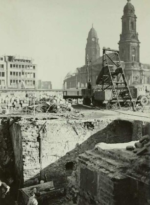 Beräumung der Kelleranlagen der ehem. Löwenapotheke. Blick gegen Kreuzkirche und Rathausturm
