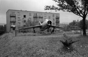Novy Jicín - Neutitschein : Novy Jicín - Neutitschein (Tschechien), Wohnsiedlung. Blick auf einen Wohnblock, davor ein Kampfjet, aufgestellt als Denkmal