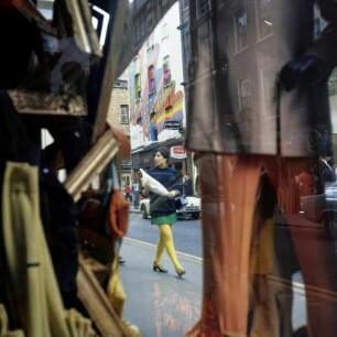 London. Blick zum Haus Carnaby Street 43 mit psychedelischem Wandbild