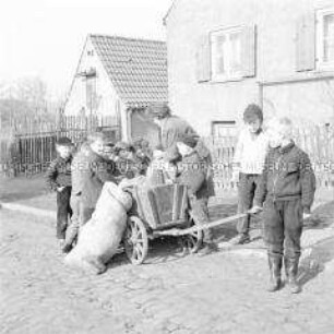 Mitglied des DFD aus Mücheln (Geisetal) hilft Kindern beim Sammlen von Altstoffen