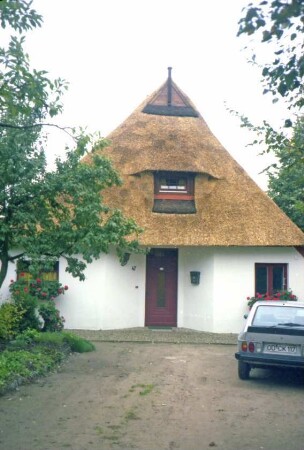 Bestestraße 47: Kate mit Reetdach: Giebelseite mit Eingangstür: Zufahrt