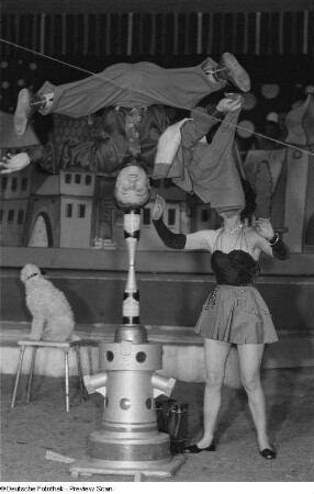 Ein Akrobat mit Assistentin des Faschingsprogramms "Die Kommödianten kommen" des Circus Aeros