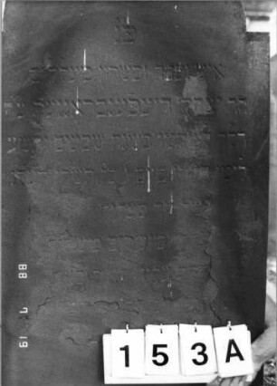 Grabstein 153 (Index: 100094285) Material: Sandstein Zustand: abgeblättert mit Textverlust Maße HxBxT: 157x67x11 cm Beschreibung: Stel, eingezogener Rundbogenabschluß: Grabstein 153A