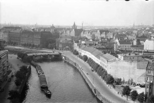 Berlin: Blick vom Reichstag mit Stadthintergrund
