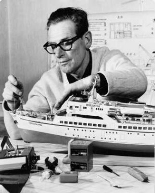 Hobby-Modellbauer. Der 59-ig jährige Hamburger Konditormeister, Karl Sommer, vor seinem größten Schiffsmodell, einem polnischen Ausflugsdampfer