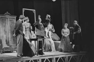 Szenenbilder aus "Weiberkomödie", Schauspiel von Heiner Müller. Volksbühne Berlin, 29.05.1971 (Premiere 25. Juni 1971)