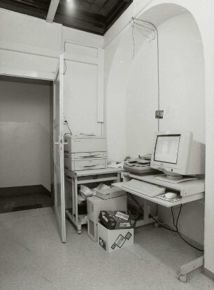 Sächsische Landesbibliothek - Staats- und Universitätsbibliothek Dresden. Abteilung Datenverarbeitung. Gang (1. OG) mit Telefax-Server und Gruppendrucker : Dresden-Räcknitz, Mommsenstraße 7. Sächsische Landesbibliothek - Staats- und Universitätsbibliothek Dresden. Abteilung Datenverarbeitung. Gang (1. OG) mit Telefax-Server und Gruppendrucker