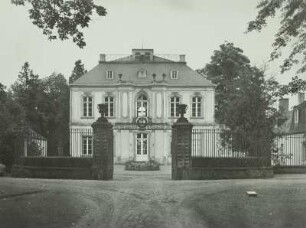 Jagdschloß Brühl, Hauptfassade : Brühl, Schlosspark Augustusburg. Jagdschloss Falkenlust (1729-1740; F. de Cuvilliés d. Ä.; M. Leveilly). Schauseite (Westseite), Eingangsfront durch die Toranlage