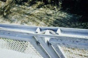 Geländer mit Drahtseil und Welldrahtgitter
