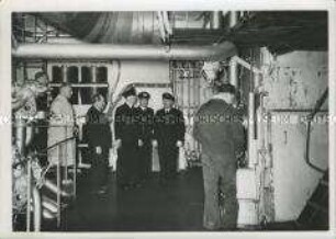 Bodo Lafferentz, Robert Ley, Ferdinand Porsche, Adolf Hitler und Julius Schaub, (v. l. n. r. ) bei der Besichtigung des Maschinenraumes des KdF-Dampfers Robert Ley.