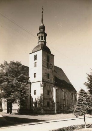 Kirche von Nordosten gesehen, Turm an der Nordseite des Chores