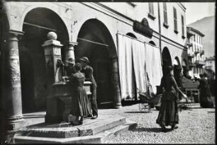 Lugano, Menschen am Brunnen auf der Piazza Riforma