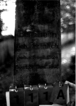 Grabstein 111 (Index: 100109417) Material: Sandstein oder Marmor (?), Sockel Kalkstein, eingelegte Bleibuchstaben Zustand: leicht verwittert Maße HxBxT: 153x45x34 cm Beschreibung: Obelisk, getreppter Sockel, unterer Sockelteil rustica Steinmetz: Beerli: Grabstein 111A