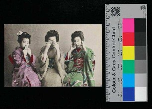 Zwei japanische Frauen verbeugen sich voreinander