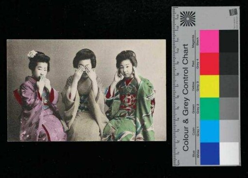 Zwei japanische Frauen verbeugen sich voreinander