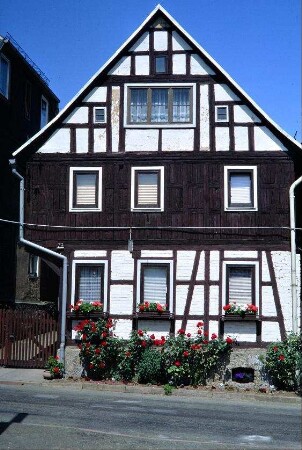giebelständiges Fachwerkhaus mit Laubengang, im OG ist Fachwerk ausgeklotzt (vgl. mit gleichem Motiv, weiter vorn)