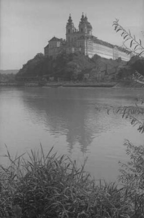 Melk: Stift, Vordergrund Donauarm