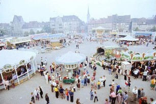 Erfurt, Domplatz. Rummel mit Karussells und Besuchern