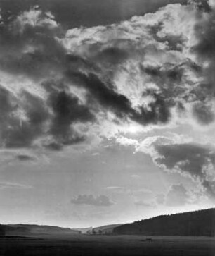 Wolkenbilder. Abendlicher Himmel bei Sonnenuntergang