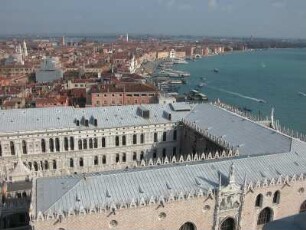 Totalübersicht auf den Dogenpalast vom Campanile, rechts Lagune von Venedig