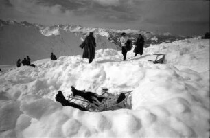 Oberstdorf: Nebelhorn; sonnende Gruppen in Schneelöchern, Pärchen