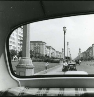 Berlin-Friedrichshain, Karl-Marx-Allee. Blick durch die Heckscheibe eines Personenkraftwagens nach Ostsüdost zum Frankfurter Tor