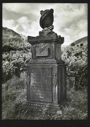im Letten, ehem. Friedhof. Grabstein des Pfarrers Joh. Christian Petri, 1822