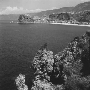 Scilla, Blick über die Bucht auf Kastell Ruffo und Stadt