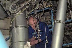 Air Maintenance Services; AMS; Firma; Betrieb; Inspektion; Wartung; spezialisiert auf Flugzeug-Recycling; Airbus; A 300; A300; Airbase Ahlhorn; Ahlhorn; Entsorgung. Ahlhorn, 2006, hier: Ausbau des Fahrgestelles