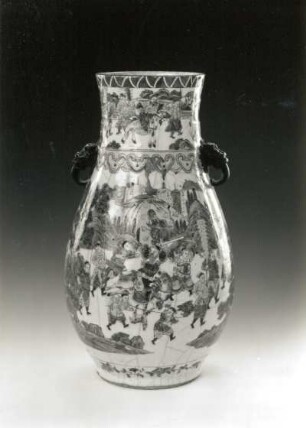 Vase mit Löwenkopfhenkeln (China, 19. Jh.; Porzellan; Aufglasurmalerei; Höhe 41,3 cm; Staatliche Kunstsammlungen Dresden (SKD)