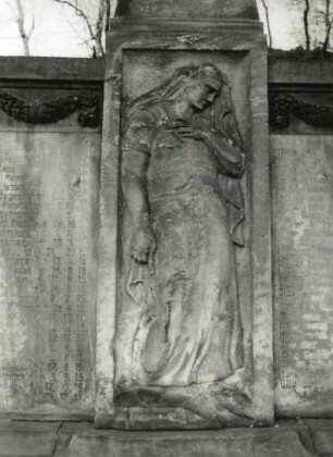 Denkmal für die Gefallenen des 1. Weltkrieges : Denkmal für die Gefallenen des 1. Weltkrieges. Stein (ab 1918). Relief einer Trauernden. Rechenberg-Bienenmühle, Treppe zum Kirchhof