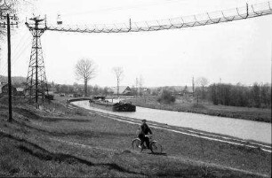 Retzwiller: Rhein-Rhone Kanal mit Kahn und Hochspannungsleitung [Förderseilbahn]