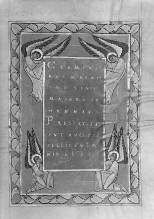 Evangeliar — Zierseite mit vier eine Schrifttafel haltenden Engeln, Folio 108recto