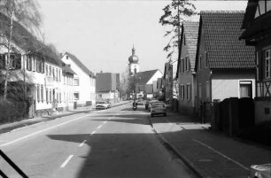 Kappel: Landstraße mit Kirche und Ortsdurchfahrt