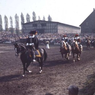 Dillenburg, Wilhelmstraße. Hessisches Landgestüt. Hengstparade. Reiter in Uniformen aus der Landsknechtszeit
