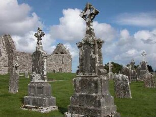Klosteranlage : Friedhof und Reste des 545 gegründeten Klosters von Clonmacnoise am Ufer des Shannon-River, aufgenommen im April 2005. Foto Uwe Gerig