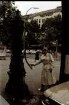 Berlin: Kurfürstendamm; Szenen; Spitzli an der Pumpe