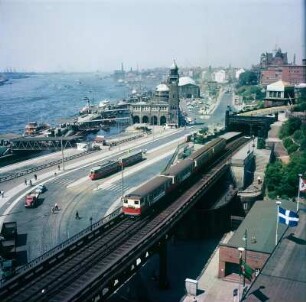 Hamburg. Hafen, Landungsbrücken : Hamburg. Landungsbrücken, dahinter Eingang zum Elbtunnel; rechts: U-Bahn mit Bahnhof "Landungsbrücken"