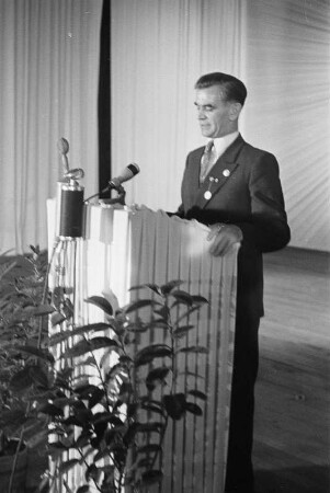 Sorbentreffen in Bautzen 1956. Kurt Krenz, Vorsitzender der Domowina, eröffnet das Sorbentreffen : Zjězd Serbow w Budyšinje 1956. Kurt Krjeńc zahaji Zjězd Serbow : Bautzen / Budyšin